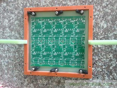 治具放入已貼片PCB的背面